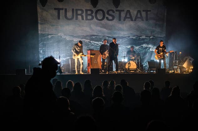 Konzert von Turbostaat in der Berliner Columbiahalle Konzert von der Punkband Turbostaat in der vollbesetzten Columbia Halle. Auch am letzten Tag der Columbia Beatz war die Berliner Columbiahalle ausverkauft. 300 Zuschauer durften in der bestuhlten Halle Platz nehmen, alles unter Einhaltung der geltenden, pandemiebedingten Hygieneregeln., Berlin Berlin Deutschland Neukölln