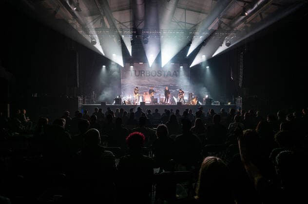 Konzert von Turbostaat in der Berliner Columbiahalle Konzert von der Punkband Turbostaat in der vollbesetzten Columbia Halle. Auch am letzten Tag der Columbia Beatz war die Berliner Columbiahalle ausverkauft. 300 Zuschauer durften in der bestuhlten Halle Platz nehmen, alles unter Einhaltung der geltenden, pandemiebedingten Hygieneregeln., Berlin Berlin Deutschland Neukölln