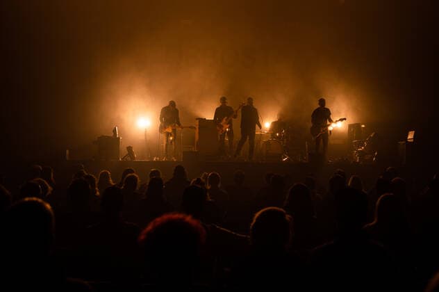 Konzert von Turbostaat in der Berliner Columbiahalle Konzert von der Punkband Turbostaat in der vollbesetzten Columbia Halle. Auch am letzten Tag der Columbia Beatz war die Berliner Columbiahalle ausverkauft. 300 Zuschauer durften in der bestuhlten Halle Platz nehmen, alles unter Einhaltung der geltenden, pandemiebedingten Hygieneregeln., Berlin Berlin Deutschland Neukölln