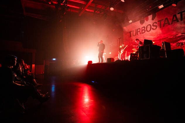 Konzert von Turbostaat in der Berliner Columbiahalle Konzert von der Punkband Turbostaat in der vollbesetzten Columbia Halle. Auch am letzten Tag der Columbia Beatz war die Berliner Columbiahalle ausverkauft. 300 Zuschauer durften in der bestuhlten Halle Platz nehmen, alles unter Einhaltung der geltenden, pandemiebedingten Hygieneregeln., Berlin Berlin Deutschland Neukölln