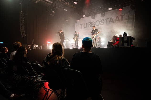 Konzert von Turbostaat in der Berliner Columbiahalle Konzert von der Punkband Turbostaat in der vollbesetzten Columbia Halle. Auch am letzten Tag der Columbia Beatz war die Berliner Columbiahalle ausverkauft. 300 Zuschauer durften in der bestuhlten Halle Platz nehmen, alles unter Einhaltung der geltenden, pandemiebedingten Hygieneregeln., Berlin Berlin Deutschland Neukölln