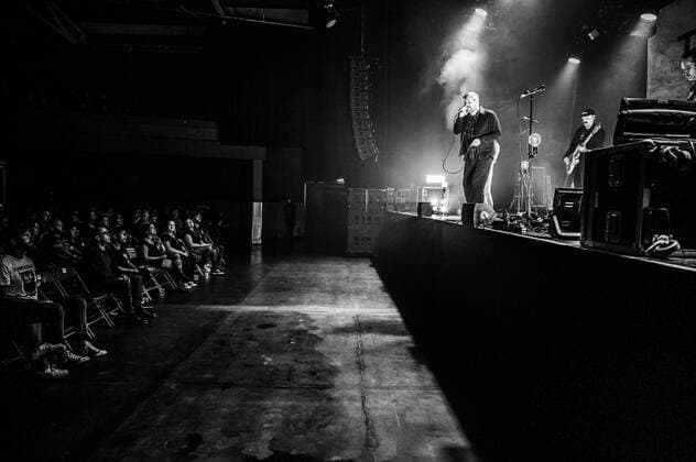 Konzert von Turbostaat in der Berliner Columbiahalle Konzert von der Punkband Turbostaat in der vollbesetzten Columbia Halle. Auch am letzten Tag der Columbia Beatz war die Berliner Columbiahalle ausverkauft. 300 Zuschauer durften in der bestuhlten Halle Platz nehmen, alles unter Einhaltung der geltenden, pandemiebedingten Hygieneregeln., Berlin Berlin Deutschland Neukölln
