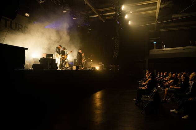 Konzert von Turbostaat in der Berliner Columbiahalle Konzert von der Punkband Turbostaat in der vollbesetzten Columbia Halle. Auch am letzten Tag der Columbia Beatz war die Berliner Columbiahalle ausverkauft. 300 Zuschauer durften in der bestuhlten Halle Platz nehmen, alles unter Einhaltung der geltenden, pandemiebedingten Hygieneregeln., Berlin Berlin Deutschland Neukölln