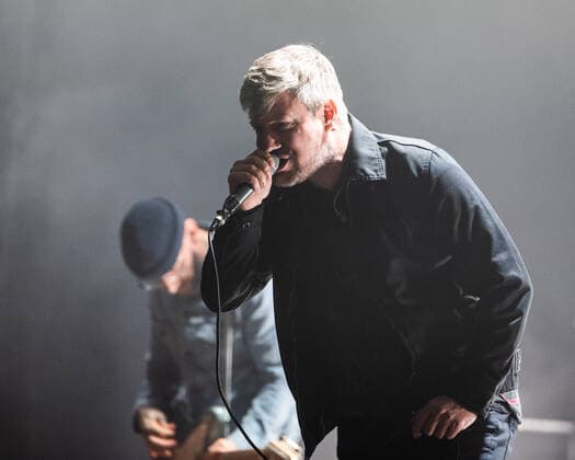 Konzert von Turbostaat in der Berliner Columbiahalle Konzert von der Punkband Turbostaat in der vollbesetzten Columbia Halle. Auch am letzten Tag der Columbia Beatz war die Berliner Columbiahalle ausverkauft. 300 Zuschauer durften in der bestuhlten Halle Platz nehmen, alles unter Einhaltung der geltenden, pandemiebedingten Hygieneregeln., Berlin Berlin Deutschland Neukölln