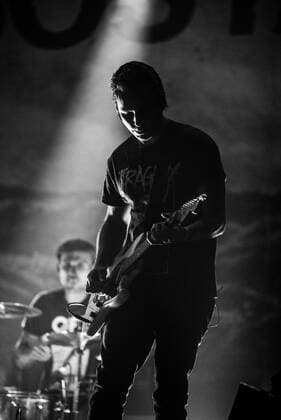 Konzert von Turbostaat in der Berliner Columbiahalle Konzert von der Punkband Turbostaat in der vollbesetzten Columbia Halle. Auch am letzten Tag der Columbia Beatz war die Berliner Columbiahalle ausverkauft. 300 Zuschauer durften in der bestuhlten Halle Platz nehmen, alles unter Einhaltung der geltenden, pandemiebedingten Hygieneregeln., Berlin Berlin Deutschland Neukölln