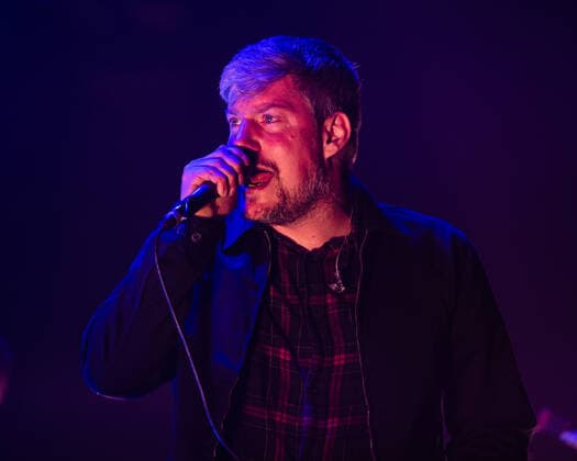 Konzert von Turbostaat in der Berliner Columbiahalle Konzert von der Punkband Turbostaat in der vollbesetzten Columbia Halle. Auch am letzten Tag der Columbia Beatz war die Berliner Columbiahalle ausverkauft. 300 Zuschauer durften in der bestuhlten Halle Platz nehmen, alles unter Einhaltung der geltenden, pandemiebedingten Hygieneregeln., Berlin Berlin Deutschland Neukölln