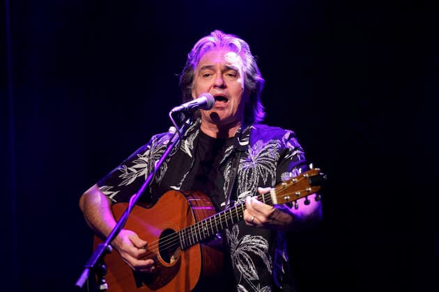 Peter Howarth von der Band Frontm3n live in der Harmonie Bonn. Bonn, 30.08.2021
