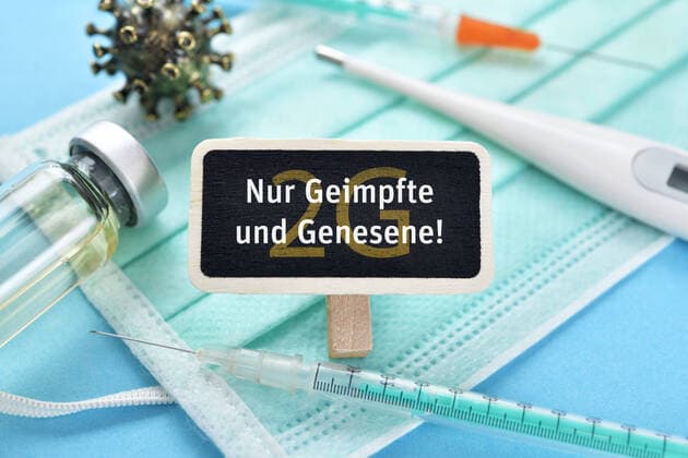 FOTOMONTAGE, Schild mit Aufschrift Nur Geimpfte und Genesene, Symbolfoto 2G-Regel