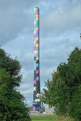 Creative Highlights World Fabrikschornstein des Chemieunternehmens Covestro in Brunsbüttel (Kreis Dithmarschen) an der Elbe. Der Schornstein wurde 2016 vom Graffitikünstler Martin Heuwold in ein Kunstwerk umgewandelt. *** Factory chimney of the chemical company Covestro in Brunsbüttel District of Dithmarschen on the Elbe The chimney was transformed into a work of art in 2016 by graffiti artist Martin Heuwold