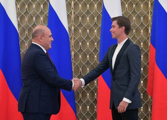 Russland, Verleihung des Staatspreis f?r Kultur in Moskau Russia Mishustin Culture Award 6638532 31.08.2021 Russian Prime Minister Mikhail Mishustin and Bolshoi Theatre principal dancer Artem Ovcharenko attend the Governmental Prize for a culture award ceremony in Moscow, Russia. Alexander Astafyev Sputnik Moscow Russia  Copyright: xAlexanderxAstafyevx