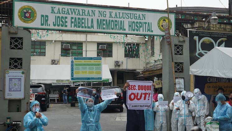Coronavirus auf den Philippinen, Protest von Pflegepersonal gegen Präsident Duterte in Manila Ph: Protest of medical health workers Medical health workers of Dr. Jose Fabella Memorial Hospital hold a lunch break protest and noise barrage in their hospital grounds to demonstrate their frustrations to the Department of Health (DOH) and the Duterte administration for the non-release of their COVID-19 benefits. Fabella Hospital is a DOH-retained hospital, only received 30% of the funds intended for the meals, accommodation and transportation (MAT) allowance of its health workers covering the period of September to December 2020 as the remaining 70% or P37.284M of the funds was withheld by the DOH. As of August 13, 2021, four percent of the total number of employees of Dr. Jose Fabella Memorial Hospital are infected with COVID-19 accordi Copyright: SherbienxDacalanio