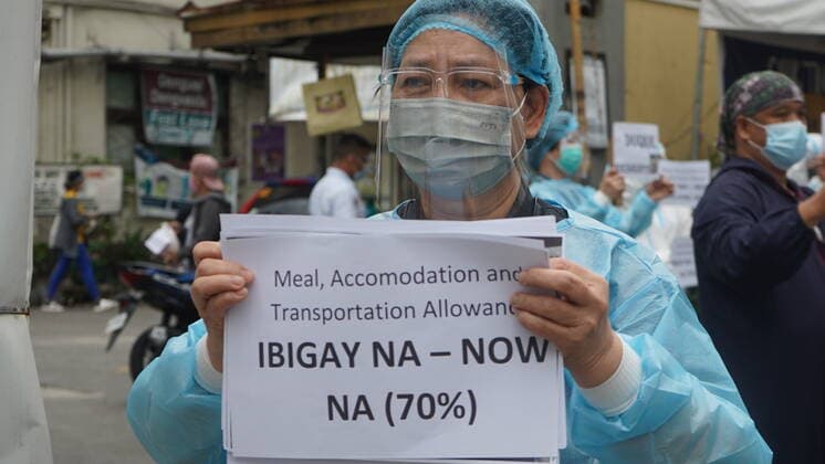 Coronavirus auf den Philippinen, Protest von Pflegepersonal gegen Präsident Duterte in Manila Ph: Protest of medical health workers Medical health workers of Dr. Jose Fabella Memorial Hospital hold a lunch break protest and noise barrage in their hospital grounds to demonstrate their frustrations to the Department of Health (DOH) and the Duterte administration for the non-release of their COVID-19 benefits. Fabella Hospital is a DOH-retained hospital, only received 30% of the funds intended for the meals, accommodation and transportation (MAT) allowance of its health workers covering the period of September to December 2020 as the remaining 70% or P37.284M of the funds was withheld by the DOH. As of August 13, 2021, four percent of the total number of employees of Dr. Jose Fabella Memorial Hospital are infected with COVID-19 accordi Copyright: SherbienxDacalanio
