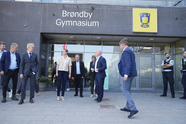 Coronavirus in Dänemark, Mette Frederiksen bei Corona-Impfung in Bröndy Gymnasium in Kopenhagen Statsministeren Mette Frederiksen og Direktoer i Sundhedsstyrelsen Soeren Brostroem besoeger udryknings vaccinationsteam paa Broendby Gymnasium, tirsdag den 31. august 2021.. , Copyright: MartinxSylvestx COP105 spdk20210831-161337-L