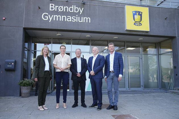 Coronavirus in Dänemark, Mette Frederiksen bei Corona-Impfung in Bröndy Gymnasium in Kopenhagen Statsministeren Mette Frederiksen og Direktoer i Sundhedsstyrelsen Soeren Brostroem besoeger udryknings vaccinationsteam paa Broendby Gymnasium, tirsdag den 31. august 2021.. , Copyright: MartinxSylvestx COP105 spdk20210831-161348-L