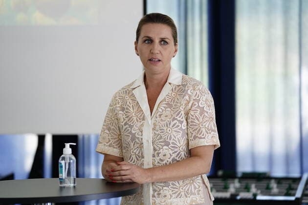 Coronavirus in Dänemark, Mette Frederiksen bei Corona-Impfung in Bröndy Gymnasium in Kopenhagen Statsministeren Mette Frederiksen og Direktoer i Sundhedsstyrelsen Soeren Brostroem besoeger udryknings vaccinationsteam paa Broendby Gymnasium, tirsdag den 31. august 2021.. , Copyright: MartinxSylvestx COP105 spdk20210831-161358-L