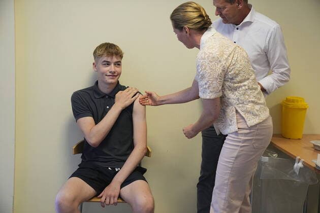 News Themen der Woche KW35 News Bilder des Tages Coronavirus in Dänemark, Mette Frederiksen bei Corona-Impfung in Bröndy Gymnasium in Kopenhagen Statsministeren Mette Frederiksen og Direktoer i Sundhedsstyrelsen Soeren Brostroem besoeger udryknings vaccinationsteam paa Broendby Gymnasium, tirsdag den 31. august 2021.. , Copyright: MartinxSylvestx COP105 spdk20210831-161446-L