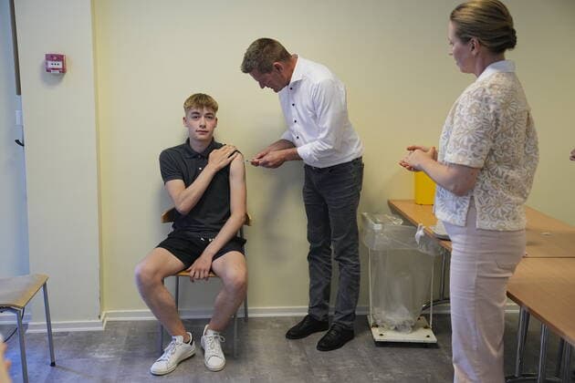 Coronavirus in Dänemark, Mette Frederiksen bei Corona-Impfung in Bröndy Gymnasium in Kopenhagen Statsministeren Mette Frederiksen og Direktoer i Sundhedsstyrelsen Soeren Brostroem besoeger udryknings vaccinationsteam paa Broendby Gymnasium, tirsdag den 31. august 2021.. , Copyright: MartinxSylvestx COP105 spdk20210831-161452-L