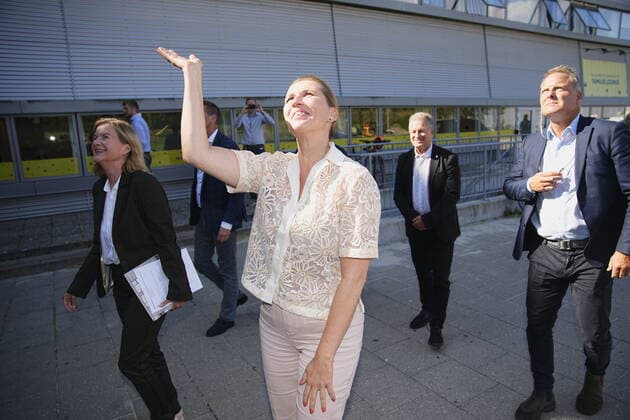 Coronavirus in Dänemark, Mette Frederiksen bei Corona-Impfung in Bröndy Gymnasium in Kopenhagen Statsministeren Mette Frederiksen og Direktoer i Sundhedsstyrelsen Soeren Brostroem besoeger udryknings vaccinationsteam paa Broendby Gymnasium, tirsdag den 31. august 2021.. , Copyright: MartinxSylvestx COP105 spdk20210831-161458-L