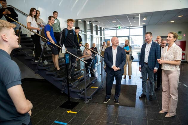 Coronavirus in Dänemark, Mette Frederiksen bei Corona-Impfung in Bröndy Gymnasium in Kopenhagen Statsministeren Mette Frederiksen og direktoer i Sundhedsstyrelsen Soeren Brostroem besoeger udryknings vaccinationsteam paa Broendby Gymnasium og faar en rundtur og en snak med eleverne paa gymnasiet, tirsdag den 31. august 2021.. , Copenhagen Denmark Copyright: MartinxSylvestx COP105 spdk20210831-165341-L