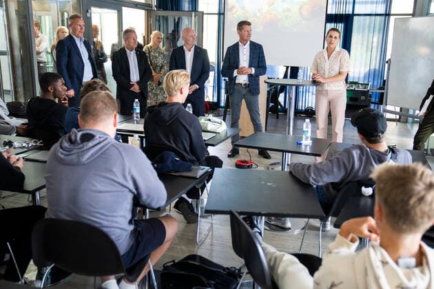 Coronavirus in Dänemark, Mette Frederiksen bei Corona-Impfung in Bröndy Gymnasium in Kopenhagen Statsministeren Mette Frederiksen og direktoer i Sundhedsstyrelsen Soeren Brostroem besoeger udryknings vaccinationsteam paa Broendby Gymnasium og faar en rundtur og en snak med eleverne paa gymnasiet, tirsdag den 31. august 2021.. , Copenhagen Denmark Copyright: MartinxSylvestx COP105 spdk20210831-165404-L