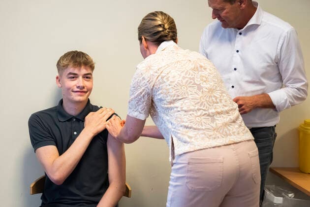 Coronavirus in Dänemark, Mette Frederiksen bei Corona-Impfung in Bröndy Gymnasium in Kopenhagen Statsministeren Mette Frederiksen og direktoer i Sundhedsstyrelsen Soeren Brostroem giver som et team eleven Magnus sin foerste vaccination. Statsministeren Mette Frederiksen og direktoer i Sundhedsstyrelsen Soeren Brostroem besoeger udryknings vaccinationsteam paa Broendby Gymnasium og faar en rundtur og en snak med eleverne paa gymnasiet, tirsdag den 31. august 2021.. , Copenhagen Denmark Copyright: MartinxSylvestx COP105 spdk20210831-165627-L