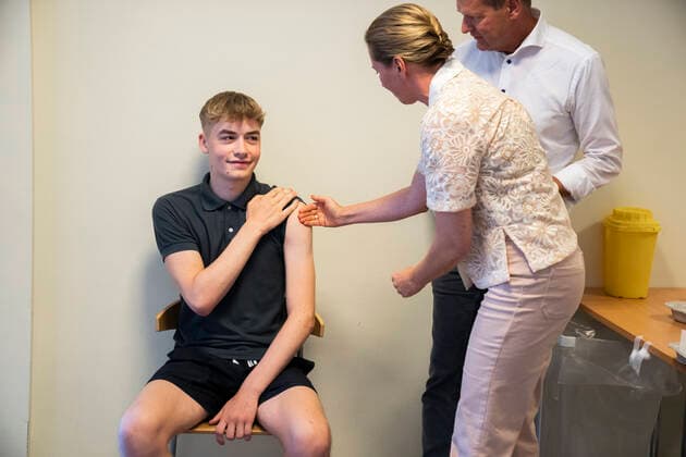 Coronavirus in Dänemark, Mette Frederiksen bei Corona-Impfung in Bröndy Gymnasium in Kopenhagen Statsministeren Mette Frederiksen og direktoer i Sundhedsstyrelsen Soeren Brostroem giver som et team eleven Magnus sin foerste vaccination. Statsministeren Mette Frederiksen og direktoer i Sundhedsstyrelsen Soeren Brostroem besoeger udryknings vaccinationsteam paa Broendby Gymnasium og faar en rundtur og en snak med eleverne paa gymnasiet, tirsdag den 31. august 2021.. , Copenhagen Denmark Copyright: MartinxSylvestx COP105 spdk20210831-165649-L