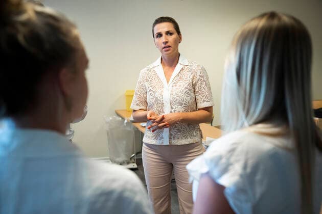 Coronavirus in Dänemark, Mette Frederiksen bei Corona-Impfung in Bröndy Gymnasium in Kopenhagen Statsministeren Mette Frederiksen og direktoer i Sundhedsstyrelsen Soeren Brostroem besoeger udryknings vaccinationsteam paa Broendby Gymnasium og faar en rundtur og en snak med eleverne paa gymnasiet, tirsdag den 31. august 2021.. , Copenhagen Denmark Copyright: MartinxSylvestx COP105 spdk20210831-165745-L