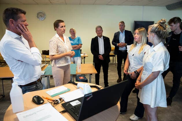 Coronavirus in Dänemark, Mette Frederiksen bei Corona-Impfung in Bröndy Gymnasium in Kopenhagen Statsministeren Mette Frederiksen og direktoer i Sundhedsstyrelsen Soeren Brostroem besoeger udryknings vaccinationsteam paa Broendby Gymnasium og faar en rundtur og en snak med eleverne paa gymnasiet, tirsdag den 31. august 2021.. , Copenhagen Denmark Copyright: MartinxSylvestx COP105 spdk20210831-165802-L