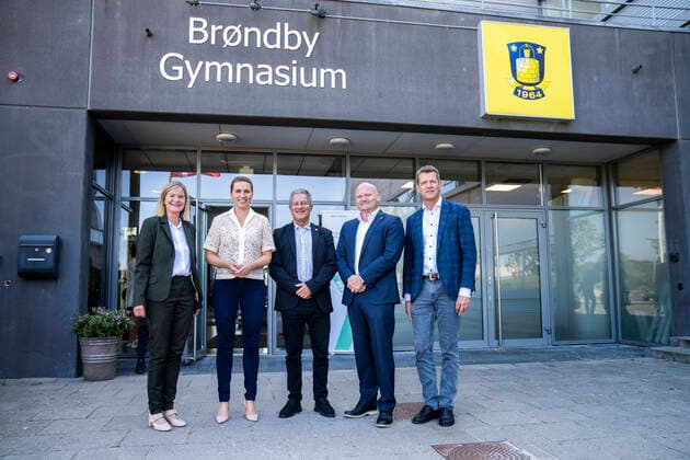 Coronavirus in Dänemark, Mette Frederiksen bei Corona-Impfung in Bröndy Gymnasium in Kopenhagen Statsministeren Mette Frederiksen og direktoer i Sundhedsstyrelsen Soeren Brostroem forlader Gymnasiet i Broendby. Statsministeren Mette Frederiksen og direktoer i Sundhedsstyrelsen Soeren Brostroem besoeger udryknings vaccinationsteam paa Broendby Gymnasium, tirsdag den 31. august 2021.. , Copenhagen Denmark Copyright: MartinxSylvestx COP105 spdk20210831-165914-L