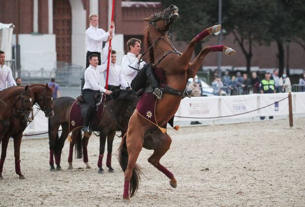 Russland, MilitÃ¤rmusik-Festival in Moskau MOSCOW, RUSSIA - AUGUST 31, 2021: Members of the Kremlin Equestrian School perform during the 2021 Spasskaya Tower Military Music Festival in Moscowâ€™s Red Square. Vladimir Gerdo TASS  TS10E4F7