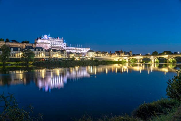 Schloss Amboise Die Loire und Schloss Amboise in der Abenddämmerung, Amboise, Frankreich The Château d Amboise and the river Loire at dusk, Amboise, Loire Valley, France *** Amboise Castle The Loire and Amboise Castle at dusk, Amboise, France The Château d Amboise and the river Loire at dusk, Amboise, Loire Valley, France