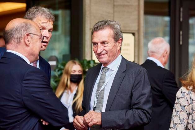 Günther Oettinger Deutschland, Berlin: Günther Oettinger ist zu Gast beim Wirtschaftstag 2021 des Wirtschaftsrates der CDU. Thema des Tages ist Starkes Deutschland, souveränes Europa . *** Günther Oettinger Germany, Berlin Günther Oettinger is a guest at the Economic Day 2021 of the Economic Council of the CDU Topic of the day is Strong Germany, Sovereign Europe