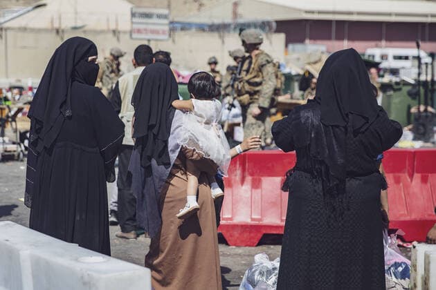 Frauen unter dem Taliban Regime in Afghanistan August 28, 2021 - Kabul, Afghanistan - with the 24th Marine Expeditionary Unit (MEU) process evacuees as they go through the Evacuation Control Center (ECC) during an evacuation at Hamid Karzai International Airport, Kabul, Afghanistan, Aug. 28. U.S. service members are assisting the Department of State with a non-combatant evacuation operation (NEO) in Afghanistan. ( Staff Sgt. Victor Mancilla) Kabul Afghanistan - ZUMAz03_ 20210828_swp_z03_036 Copyright: xU.S.xMarinesx