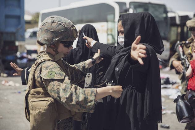 Frauen unter dem Taliban Regime in Afghanistan August 28, 2021 - Kabul, Afghanistan - A U.S. Marine with the 24th Marine Expeditionary Unit (MEU) checks an Afghan woman as she goes through the Evacuation Control Center (ECC) during an evacuation at Hamid Karzai International Airport, Kabul, Afghanistan, Aug. 28. U.S. service members are assisting the Department of State with a non-combatant evacuation operation (NEO) in Afghanistan. ( Staff Sgt. Victor Mancilla) Kabul Afghanistan - ZUMAz03_ 20210828_swp_z03_023 Copyright: xU.S.xMarinesx