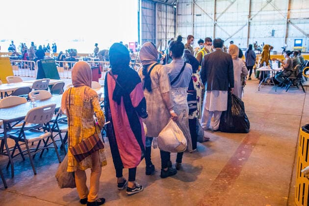 Frauen unter dem Taliban Regime in Afghanistan August 30, 2021 - Rota, Spain - Afghan evacuees wait to check in after disembarking a flight from Kabul at Naval Air Station Rota August 30, 2021 in Rota, Spain. NAS Rota is providing temporary lodging for evacuees from Afghanistan as part of Operation Allies Refuge. Rota Spain - ZUMAz03_ 20210830_swp_z03_069 Copyright: xU.S.xNavyx