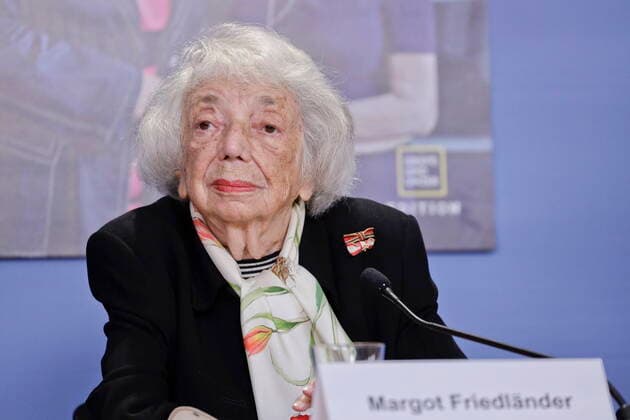 Bilder des Jahres 2021, News 09 September News Themen der Woche KW35 News Bilder des Tages 01.09.2021, Berlin, Deutschland - Buchvorstellung Ich tue es fuer Euch -Was wir von einer hundertjaehrigen Holocaustueberlebenden ueber Vergebung, Hoffnung und Toleranz lernen koennen-von Margot Friedlaender. Foto: Margot Friedlaender, Holocaustueberlebende und Zeitzeugin. *** 01 09 2021, Berlin, Germany Book launch Ich tue es für Euch What we can learn about forgiveness, hope and tolerance from a hundred-year-old Holocaust survivor by Margot Friedlaender Photo Margot Friedlaender, Holocaust survivor and contemporary witness