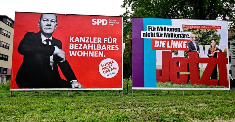 Bundestagswahl 2021,die Parteien werben nicht nur im Internet oder Talksshows um Stimmen der Wähler,sondern auch mit Wahlplakaten der großen Parteien,CDU,SPD,FDP,Die Grünen,wie hier im Bundesland Nordrhein-Westfalen ( NRW ).Zu sehen sind die Spitzenpolitiker Olaf Scholz,Armin Laschet,Christian Lindner,Annalena Baerbock und Robert Habeck, Plakat von Spitzenkandidat Olaf Scholz ( SPD ) und DIE LINKE,fotografiert am 01.09.2021. Â