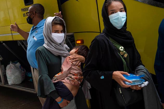 Frauen unter dem Taliban Regime in Afghanistan Refugees evacuated from Afghanistan arrive at Washington Dulles International Airport and make their way to a waiting bus in Chantilly, Virginia, Wednesday, September 1, 2021. Copyright: xPoolxviaxCNPx MediaPunchx