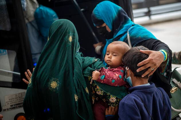Frauen unter dem Taliban Regime in Afghanistan Refugees evacuated from Afghanistan arrive at Washington Dulles International Airport and board a waiting bus in Chantilly, Virginia, Wednesday, September 1, 2021. Copyright: xPoolxviaxCNPx MediaPunchx