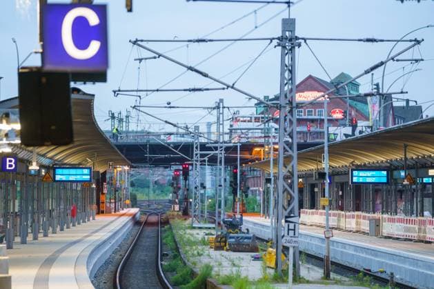 Erster Tag des Bahnstreiks der GDL im Nah- und Fernverkehr Hamburger Hauptbahnhof am Morgen gegen 06:30 Uhr -;Erster Tag des Bahnstreiks der GDL im Nah- und Fernverkehr Hamburger Hauptbahnhof am Morgen gegen 06:30 Uhr -, Hamburg Hamburg Deutschland Hauptbahnhof *** First day of the GDL rail strike in local and long-distance traffic Hamburg main station in the morning around 06 30 hrs First day of the GDL rail strike in local and long-distance traffic Hamburg main station in the morning around 06 30 hrs , Hamburg Hamburg Germany main station