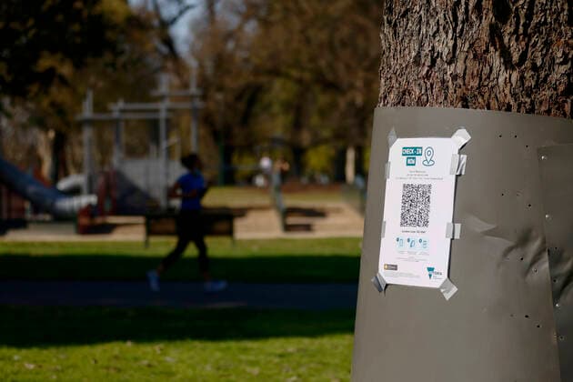 VICTORIA CORONAVIRUS COVID19, A QR code is seen on a tree in a park in Melbourne, Thursday, September 2, 2021. Most of Victoria s tough coronavirus restrictions will remain in place until 70 per cent of eligible people have received at least one vaccine dose. ( NO ARCHIVING, EDITORIAL USE ONLY, NO USE IN BOOKS WITHOUT CONSENT MELBOURNE VIC AUSTRALIA  Copyright: xDANIELxPOCKETTx 20210902001571888981
