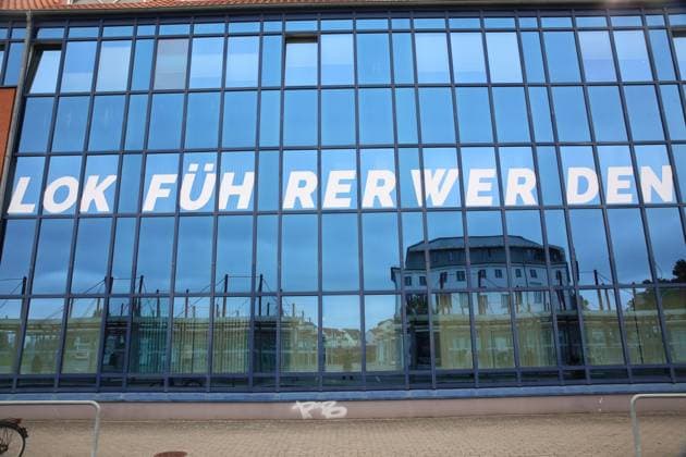 Lokführer werden ist am Donnerstag (02.09.2021) in Neubrandenburg (Landkreis Mecklenburgische Seenplatte) an einem Gebäude unweit vom Bahnhof zu lesen. Die Gewerkschaft der Lokomotivführer hat im Verlauf des Tages zu einem bundesweiten Streik aufgerufen. Trotzdem geht die Werbung für den Beruf des Lokomotivführers weiter. Denn schließlich gilt er als relativ krisensicher. Und wer ihn erwirbt hat dazu noch eine starke Gewerkschaft hinter sich. *** Becoming a train driver can be read on a building not far from the station in Neubrandenburg, Mecklenburg Lake District, on Thursday 02 09 2021 The train drivers union has called a nationwide strike during the course of the day Nevertheless, advertising for the job of train driver continues