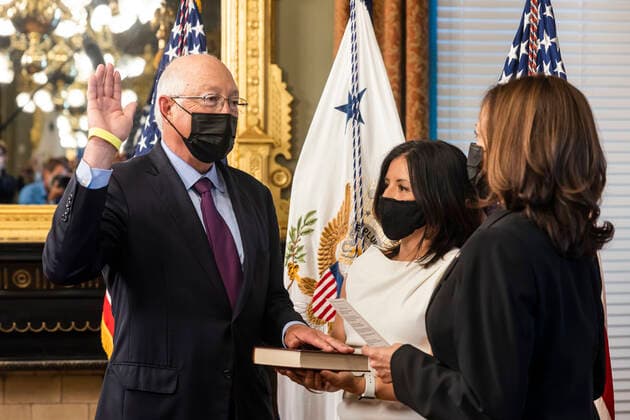 News Bilder des Tages September 2, 2021, Washington, District of Columbia, USA: US Vice President Kamala Harris ceremonially swears-in Ken Salazar as the US Ambassador to Mexico in the Vice President™s office in the Eisenhower Executive Office Building in Washington, DC, USA, 02 September 2021. Stephanie Valencia, former press secretary to Ambassador Salazar, center, holds a Bible Washington USA - ZUMAs152 20210902_zaa_s152_019 Copyright: xJimxLoScalzox-xPoolxviaxCNPx