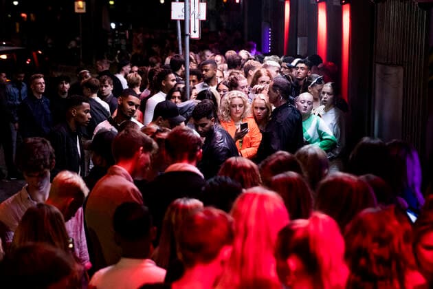 News Bilder des Tages Nattelivsgaester foran Rumors paa Noerregade i Koebenhavn natten mellem torsdag den 2. september og fredag den 3. september 2021. Natklubber og barer kunne fra onsdag holde aabent mere eller mindre som normalt med dansegulv og uden afstand. Det er foerste gang, siden coronapandemien ramte Danmark.. , *** Nightlife guests in front of Rumors on Noerregade in Copenhagen on the night between Thursday 2 September and Friday 3 September 2021 From Wednesday, nightclubs and bars could be open more or less as usual with a dance floor and without distance.  Copyright: OlafurxSteinarxRyexGestsson OlafurxSteinarxGestssonx COP200 spdk20210903-014537-L