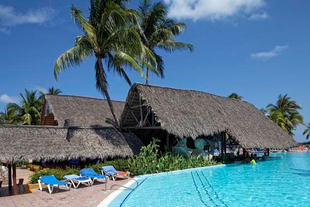Pool, Poolbar mit Palmblätter-Dach, Sonnenliegen, Kokospalmen (Cocos nusifera) Hotel Brisas, Playa St. Lucia, Provinz Camagüey, Karibik, Kuba, Mittelamerika *** Pool, pool bar with palm leaves roof, sun beds, coconut trees Cocos nusifera Hotel Brisas, Playa St Lucia, Camagüey Province, Caribbean, Cuba, Central America Copyright: imageBROKER/NorbertxProbst iblnpr07137939.jpg 