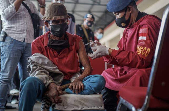 September 3, 2021, Makassar, South Sulawesi, Indonesia: A beggar who is also a disabled person is being injected with a covid-19 vaccine by health workers from the South Sulawesi Police Mobile Brigade. This free vaccination activity was carried out at the South Sulawesi Police Mobile Brigade Headquarters to meet the vaccine target for the people of South Sulawesi as much as 80 percent. Makassar Indonesia - ZUMAb223 20210903_zip_b223_001 Copyright: xHerwinxBaharx