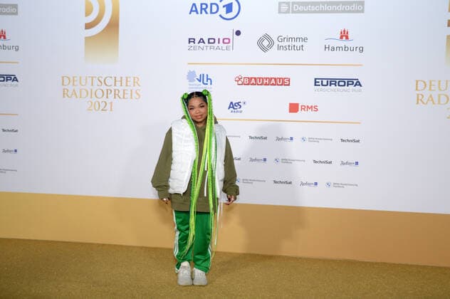 Hamburg der 02.09.2021 - Zoe Wees bei der Verleihung Deutscher Radiopreis 2021 in Hamburg auf dem goldenen Teppich. Die feierliche Gala fand unter Coronabedingungen im Schuppen 52 im Hamburger Hafen statt. Goldener Teppich zur Verleihung Deutscher Radiopreis 2021 in Hamburg, Hamburger Hafen Hamburg Deutschland Schuppen 52