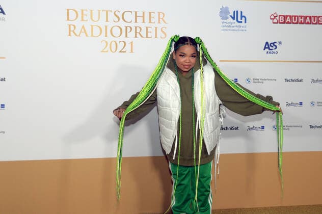 Hamburg der 02.09.2021 - Zoe Wees bei der Verleihung Deutscher Radiopreis 2021 in Hamburg auf dem goldenen Teppich. Die feierliche Gala fand unter Coronabedingungen im Schuppen 52 im Hamburger Hafen statt. Goldener Teppich zur Verleihung Deutscher Radiopreis 2021 in Hamburg, Hamburger Hafen Hamburg Deutschland Schuppen 52