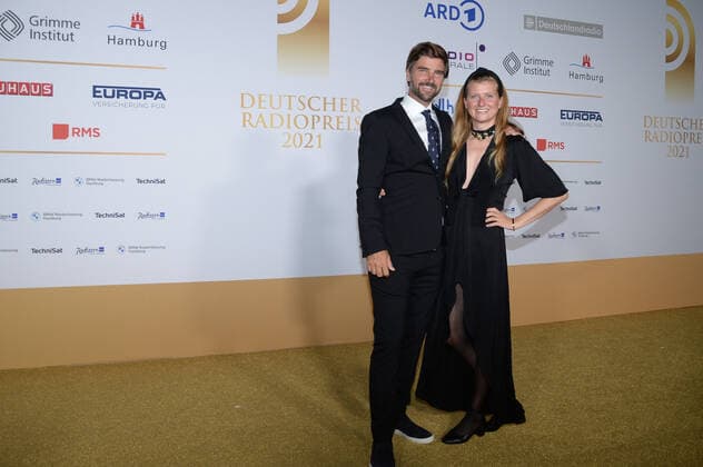 Hamburg der 02.09.2021 - Boris Herrmann mit seiner Ehefrau Birte Lorenzen Herrmann bei der Verleihung Deutscher Radiopreis 2021 in Hamburg auf dem goldenen Teppich. Die feierliche Gala fand unter Coronabedingungen im Schuppen 52 im Hamburger Hafen statt. Goldener Teppich zur Verleihung Deutscher Radiopreis 2021 in Hamburg, Hamburger Hafen Hamburg Deutschland Schuppen 52