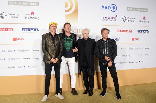 Hamburg der 02.09.2021 - John Taylor, Simon Le Bon, Nick Rhodes and Roger Taylor (v.li.) der britischen Band Duran Duran bei der Verleihung Deutscher Radiopreis 2021 in Hamburg auf dem goldenen Teppich. Die feierliche Gala fand unter Coronabedingungen im Schuppen 52 im Hamburger Hafen statt. Goldener Teppich zur Verleihung Deutscher Radiopreis 2021 in Hamburg, Hamburger Hafen Hamburg Deutschland Schuppen 52